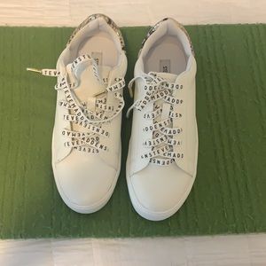 New never worn Steve Madden Krissy Sneaker